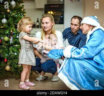 Sankt Petersburg, Russland - 24 Dez 2016: Kinder-Neujahrsgrüße. Kinder spielen mit dem Schnee Maiden. Grüße, Geschenke, Tanz um ein Stockfoto