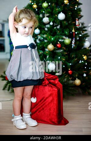 Sankt Petersburg, Russland - 24 Dez 2016: Kinder-Neujahrsgrüße. Kinder spielen mit dem Schnee Maiden. Grüße, Geschenke, Tanz um ein Stockfoto