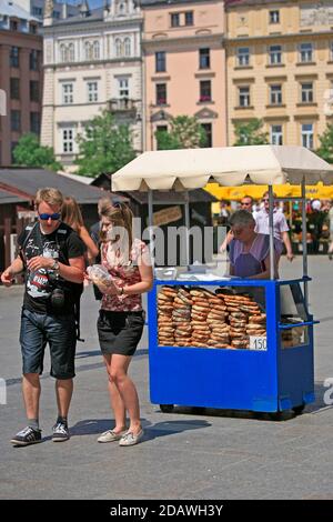 Zur Zeit des Marktes, in der Nähe von Kraków Hauptmarkt gibt es eine reiche Versorgung mit Lebensmitteln und Gerichten. Stockfoto