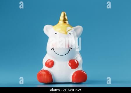 Einhorn-Figur auf blauem Hintergrund mit freiem Platz. Stockfoto