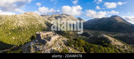 Panorama-Luftaufnahme der Ruinen einer türkischen Festung auf einem Hügel auf dem Askifou Plateau, Kreta, Griechenland Stockfoto