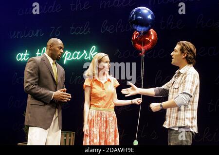 l-r: Idris Elba (Cody), Megan Dodds (Woman), Ben Chaplin (man) in THIS IS HOW IT GOES von Neil LaBute im Donmar Warehouse, London WC2 31/05/2005 Regie: Moises Kaufman Stockfoto