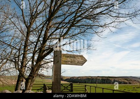 Zeichen an Hadrians Wand, dass die Römer eine Küste-zu-Küste Wand gebaut, um das römische England vor den Stämmen zu schützen, die in Schottland lebten. Stockfoto