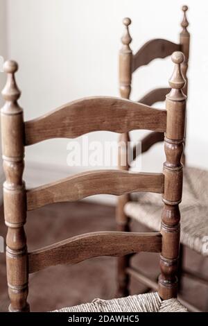 Holz und Stroh Súgán Irische Stühle in der Küche Stockfoto