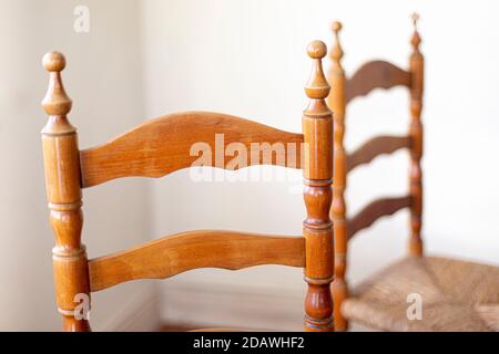 Holz und Stroh Súgán Irische Stühle in der Küche Stockfoto