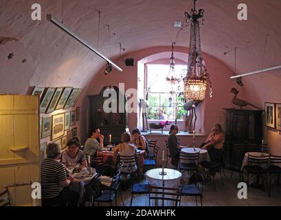 Cafe Camelot ist ein bekanntes Krakauer Café-Restaurant, wo die Loch Camelot Theatergruppe am Wochenende unter der Kabarettimarke im Keller auftritt Stockfoto