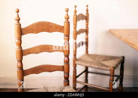 Holz und Stroh Súgán Irische Stühle in der Küche Stockfoto