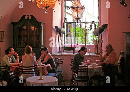 Cafe Camelot ist ein bekanntes Krakauer Café-Restaurant, wo die Loch Camelot Theatergruppe am Wochenende unter der Kabarettimarke im Keller auftritt Stockfoto