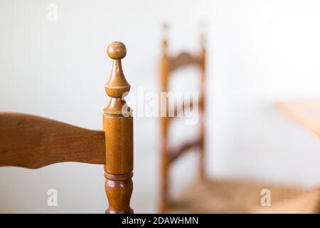 Holz und Stroh Súgán Irische Stühle in der Küche Stockfoto