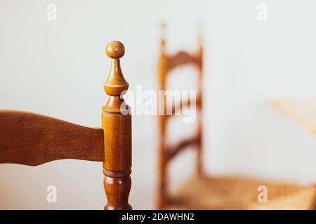 Holz und Stroh Súgán Irische Stühle in der Küche Stockfoto