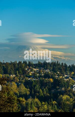 Untertassenförmige Wolken schweben über Mount Rainier im Staat Washington. Stockfoto