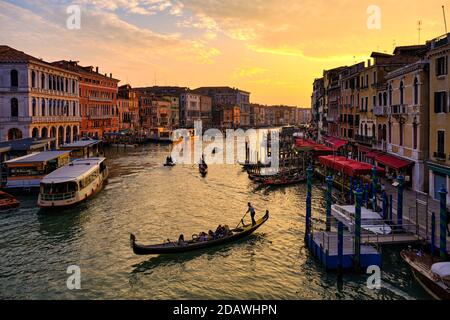 Venedig, Venetien, Italien, Europa - Oktober 16 2020: Gondel auf dem Canal Grande, Rialtobrücke, Venedig, Italien, UNESCO Stockfoto