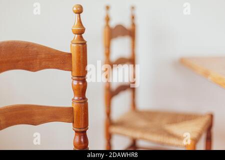 Holz und Stroh Súgán Irische Stühle in der Küche Stockfoto