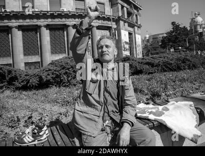 Belgrad, Serbien, 30. März 2019: Porträt eines sitzenden Mannes gestikulierend mit geballter Faust (s/w) Stockfoto