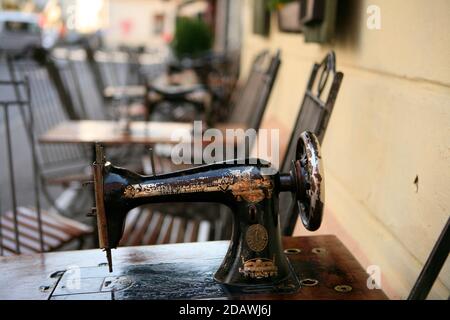 Café, Restaurant Singer im Jüdischen Viertel in Kazimierz. Ein spezielles Restaurant, in dem die alten Singer Nähmaschinen als Tische dienen. Stockfoto