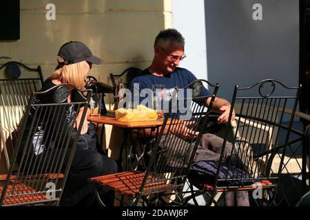 Café, Restaurant Singer im Jüdischen Viertel in Kazimierz. Ein spezielles Restaurant, in dem die alten Singer Nähmaschinen als Tische dienen. Stockfoto