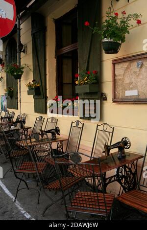 Café, Restaurant Singer im Jüdischen Viertel in Kazimierz. Ein spezielles Restaurant, in dem die alten Singer Nähmaschinen als Tische dienen. Stockfoto