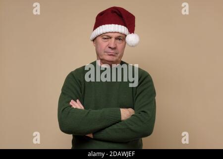 Trauriger älterer Mann in santa sah wütend aus. Stockfoto