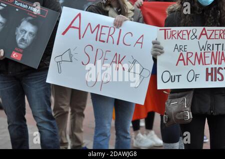 Boston, Massachusetts, USA. November 2020. Die armenischen Amerikaner protestieren weiterhin gegen die Angriffe Aserbaidschans und der Türkei auf die Republik Arzakh, Berg-Karabach und gegen die Zerstörung von Zivil- und Kulturgütern in den Regionen, die im Rahmen des Waffenstillstands und des Endes des 45-tägigen Krieges um die Kontrolle der Region der aserbaidschanischen Kontrolle übergeben werden sollen. Quelle: Kenneth Martin/ZUMA Wire/Alamy Live News Stockfoto