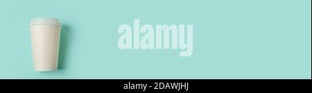 Einfach minimalistisches Design Papier Kaffeetasse auf blauem pastellfarbenem Hintergrund. Behälter für Getränke zum Mitnehmen. Good Morning Wake Up Wake-Konzept. Vorlage von Getränk Mockup. Banner für den Kopierbereich mit flacher Lay-Ansicht von oben Stockfoto