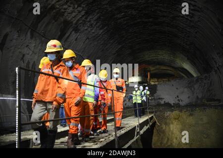 Jakarta, Indonesien. November 2020. Auf der Baustelle des Tunnels 7 des Hochgeschwindigkeitsbahnprojekts Jakarta-Bandung in der Provinz West-Java, Indonesien, sind Arbeiter zu sehen, 15. November 2020. Der Tunnel 7 wurde erfolgreich durchbohrt. Kredit: Zulkarnain/Xinhua/Alamy Live Nachrichten Stockfoto