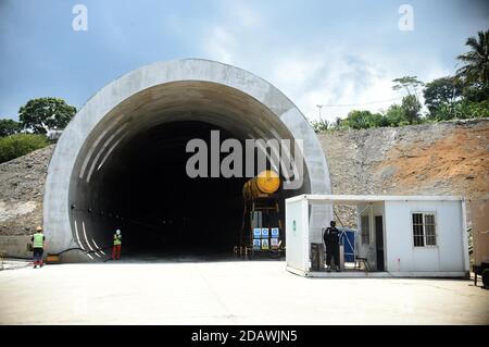 Jakarta, Indonesien. November 2020. Auf der Baustelle des Tunnels 7 des Hochgeschwindigkeitsbahnprojekts Jakarta-Bandung in der Provinz West-Java, Indonesien, sind Arbeiter zu sehen, 15. November 2020. Der Tunnel 7 wurde erfolgreich durchbohrt. Kredit: Zulkarnain/Xinhua/Alamy Live Nachrichten Stockfoto