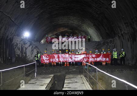 Jakarta, Indonesien. November 2020. Arbeiter feiern den Durchbruch des Tunnels 7 des Hochgeschwindigkeitsbahnprojekts Jakarta-Bandung in der Provinz West-Java, Indonesien, 15. November 2020. Der Tunnel 7 wurde erfolgreich durchbohrt. Kredit: Zulkarnain/Xinhua/Alamy Live Nachrichten Stockfoto