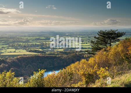 Lake Gormire und das Tal von Mowbray von Sutton Bank aus gesehen, die North Yorkshire Moors, England. Stockfoto