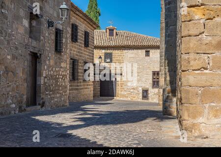 Alte stoned Gasse in Baeza mittelalterliche Stadt, erklärt zusammen mit Ubeda zum Weltkulturerbe der unesco, Andalusien, Spanien Stockfoto