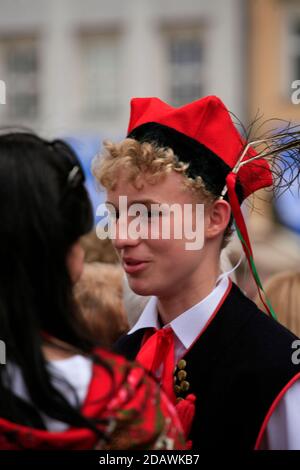 Ein junger Performer in einem Nationalkostüm nach der Show Am Hauptmarkt im Zentrum von Krakau Stockfoto