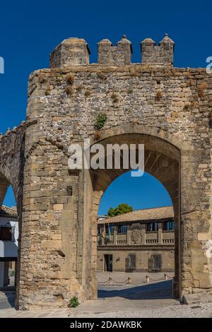 Villalar Bogen und Jaen Gate in Baeza. Renaissance Stadt in der Provinz Jaen. Weltkulturerbe der UNESCO. Andalusien, Spanien Stockfoto