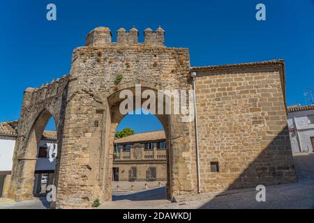 Villalar Bogen und Jaen Gate in Baeza. Renaissance Stadt in der Provinz Jaen. Weltkulturerbe der UNESCO. Andalusien, Spanien Stockfoto