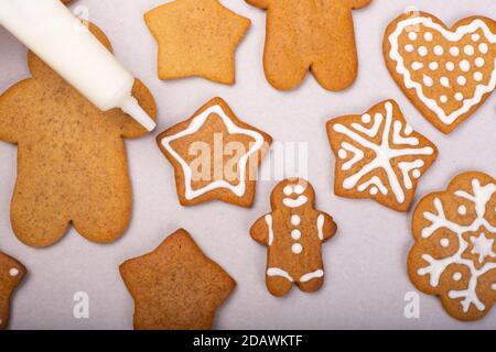 Nahaufnahme der Dekoration der Lebkuchenkekse mit weißer Glasur, Merry Christmas Konzept Stockfoto