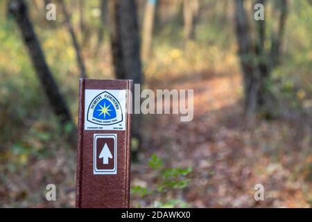 Prairieville, Michigan - EIN Marker für den North Country Trail. Der North Country Trail ist ein landschaftlich reizvoller Wanderweg, der sich 4,600 Meilen vom Osten entfernt erstreckt Stockfoto