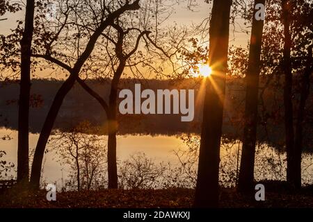 Prairieville, Michigan - Sonnenaufgang über dem Stewart Lake im Westen von Michigan. Stockfoto