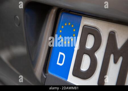 Nahaufnahme des deutschen Nummernschilds mit D für Deutschland und dem Stars-Banner der Europäischen Union, grauer Bumber Stockfoto