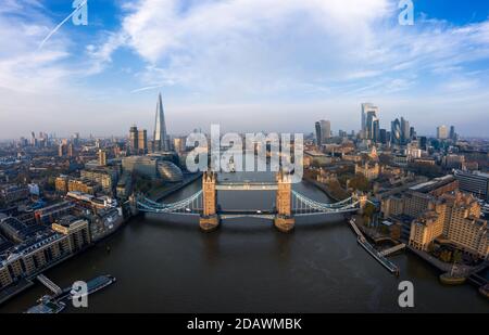 Luftaufnahme der Tower Bridge in London. Eine der berühmtesten Brücken Londons und Wahrzeichen Londons. Schönes Panorama von London Tower Br Stockfoto