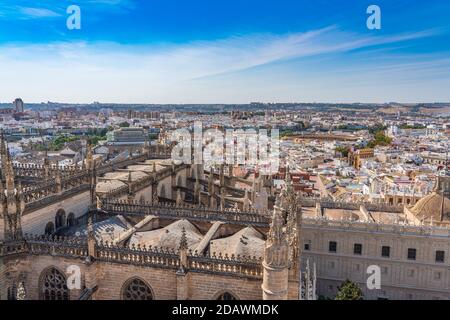 City Skyline von Sevilla Luftaufnahme von der Spitze der Kathedrale Santa Maria del See, Kathedrale von Sevilla , Andalusien, Spanien Stockfoto