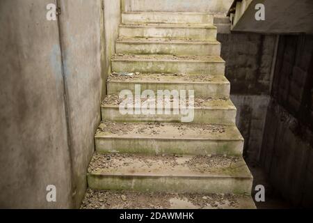 Betontreppe in einem verlassenen Wohnhaus Stockfoto