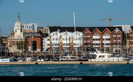 Town Quay, Southampton, England, Großbritannien. 2020. Town Quay Marina, Casino Gebäude, Büros und Wohnungen an der Uferpromenade in Southampton. Stockfoto