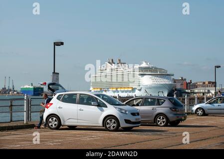 Town Quay, Southampton, England, Großbritannien. 2020. Town Quay Parkplatz für Besucher am Wasser in Southampton. Stockfoto