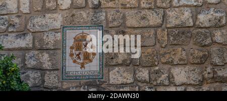 Reales Alcazar Schild auf der Plaza del Triunfo in Sevilla, Andalusien, Spanien. Stockfoto