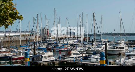 Town Quay, Southampton, England, Großbritannien. 2020. Town Quay Marina von der Küste aus gesehen. Stockfoto