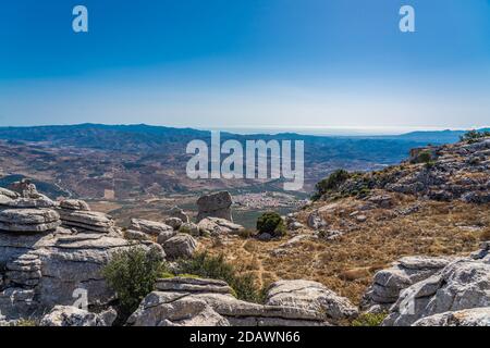 Der Park El Torcal de Antequera ist bekannt für seine ungewöhnlichen Landformen und ist eine der eindrucksvollsten Karstlandschaften. Stockfoto