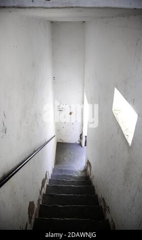 Gasse mit Treppen innen, Bau und Architektur, verschlechtert Stockfoto