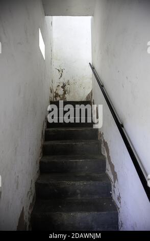 Gasse mit Treppen innen, Bau und Architektur, verschlechtert Stockfoto