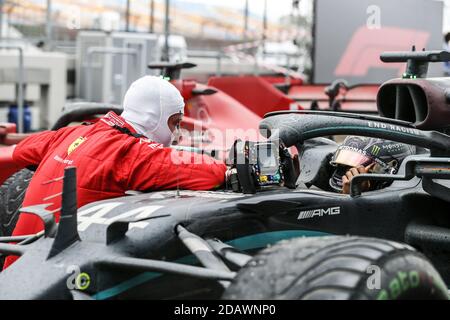 Tuzla in der Nähe von Istanbul, Türkei. November 2020. HAMILTON Lewis (gbr), Mercedes AMG F1 GP W11 Hybrid EQ Power+, Portrait Weltmeisterfeier VETTEL Sebastian (ger), Scuderia Ferrari SF1000, Portrait während des Formel 1 DHL Turkish Grand Prix 2020, vom 13. Bis 15. November 2020 im Intercity Istanbul Park, in Tuzla, bei Istanbul, Türkei - Foto Antonin Vincent / DPPI / LM Kredit: Gruppo Editoriale LiveMedia/Alamy Live News Stockfoto