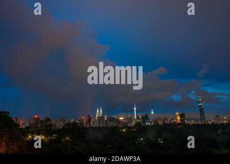 Kuala Lumpur. November 2020. Das am 15. November 2020 aufgenommene Foto zeigt den Blick auf die Stadt nach einem Regen in Kuala Lumpur, der Hauptstadt Malaysias. Quelle: Chong Voon Chung/Xinhua/Alamy Live News Stockfoto