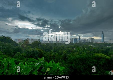 Kuala Lumpur. November 2020. Das am 15. November 2020 aufgenommene Foto zeigt den Blick auf die Stadt nach einem Regen in Kuala Lumpur, der Hauptstadt Malaysias. Quelle: Chong Voon Chung/Xinhua/Alamy Live News Stockfoto