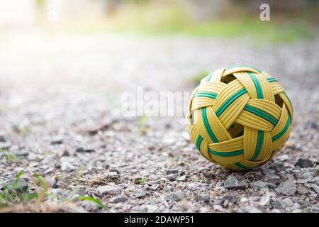 Rattan Ball auf dem Boden Schutt Stockfoto